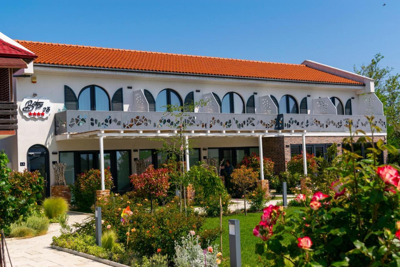 Boutique 23 Hotel Douazeci si Trei August Exterior photo